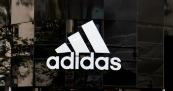 Das Hauptquartier von adidas in Herzogenaurach, Deutschland, steht für Innovation und Tradition. (Foto: AdobeStock 283043772 ink drop)