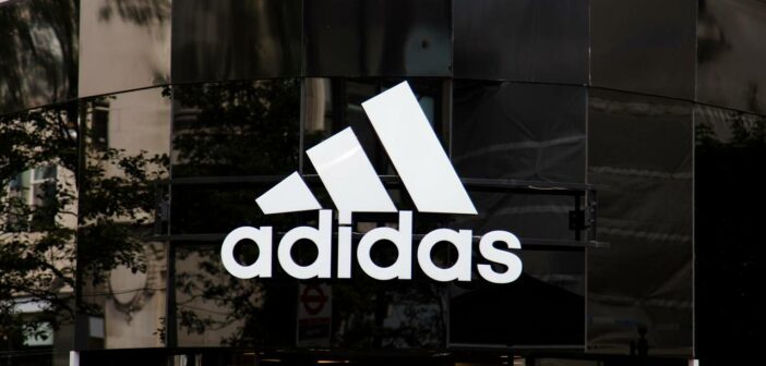 Das Hauptquartier von adidas in Herzogenaurach, Deutschland, steht für Innovation und Tradition. (Foto: AdobeStock 283043772 ink drop)