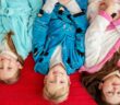 Der perfekte Bademantel für Kinder: treuer Begleiter auch in der Ferienzeit (Foto: AdobeStock - 659993602 Olha Tsiplyar)