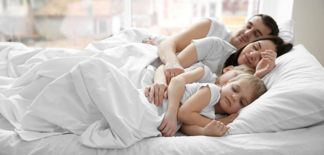 Co-Sleeping im Familienbett: Sicherheit und guter Schlaf für Baby und Eltern (Foto: AdobeStock - 109598567 Africa Studio)