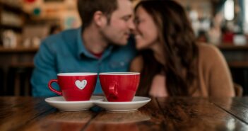 Dating Cafe – Wo ernsthafte Partnersuche beginnt. (Foto: AdobeStock Curioso.Photography _808221233)