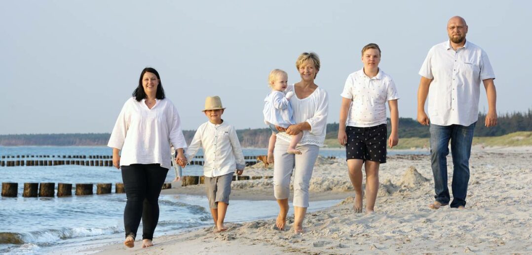 Familientreffen an der Ostsee: Gemeinsamkeit und Erholung am Meer (Foto: AdobeStock - 372491505 Jenny Sturm)