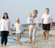 Familientreffen an der Ostsee: Gemeinsamkeit und Erholung am Meer (Foto: AdobeStock - 372491505 Jenny Sturm)