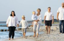 Familientreffen an der Ostsee: Gemeinsamkeit und Erholung am Meer (Foto: AdobeStock - 372491505 Jenny Sturm)