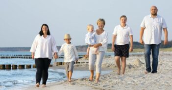 Familientreffen an der Ostsee: Gemeinsamkeit und Erholung am Meer (Foto: AdobeStock - 372491505 Jenny Sturm)