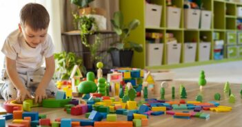 Montessori Spielzeug: Montessori Methode, Vorteile und worauf bei der Spielzeugwahl geachtet werden sollte (Foto: AdobeStock - 550194220 kostikovanata)